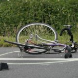 Ein beschädigtes Fahrrad liegt nach einem Unfall am Straßenrand