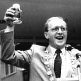 Auf einem Archivbild hält Bürgermeister Wilhelm Dördelmann ein Bierglas in die Höhe. Um den Hals trägt er die Unnaer Bürgermeisterkette.