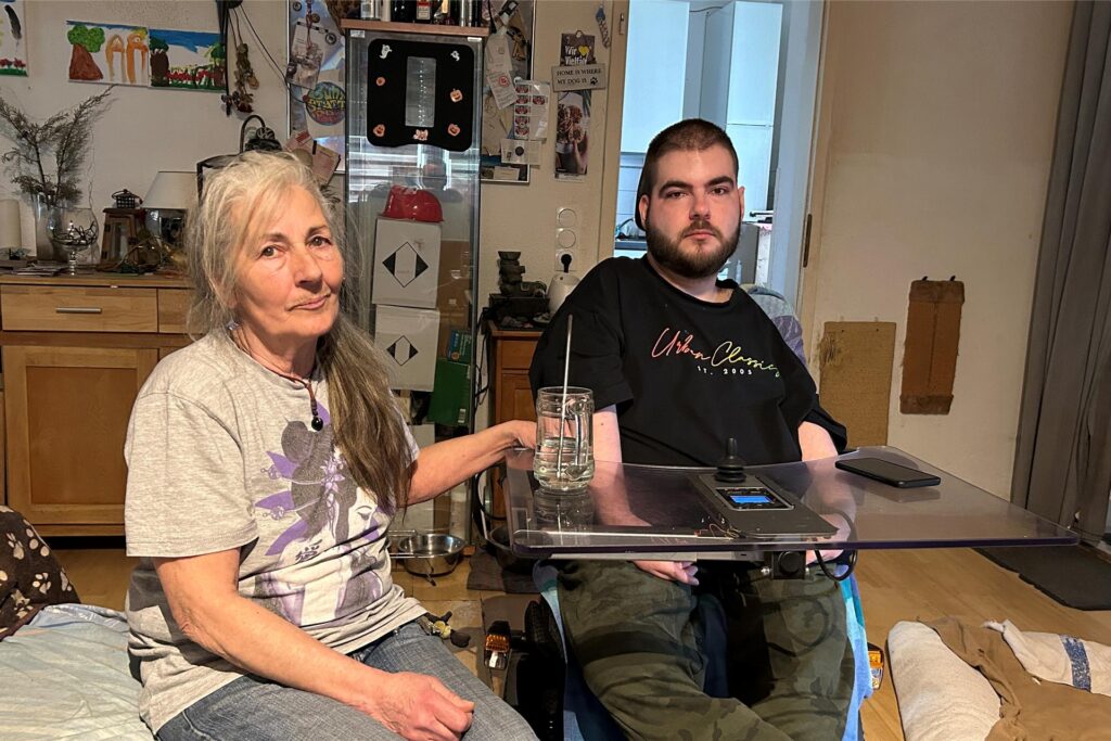 Petra und Peer Bangel sitzen in ihrem Wohnzimmer.