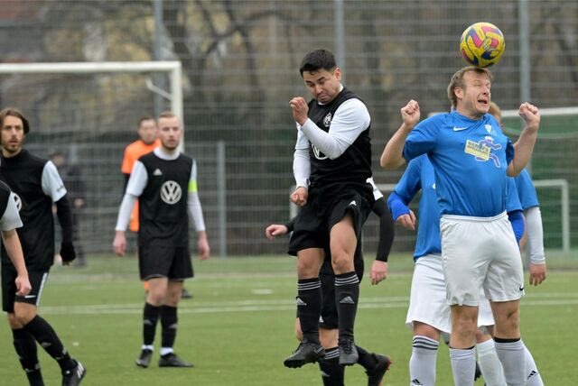 Jefferson Hurtado im Kopfballduell