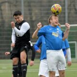 Jefferson Hurtado  im Kopfballduell