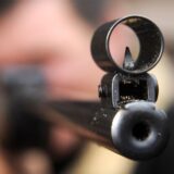 Ein Mann zielt mit einem Luftgewehr.