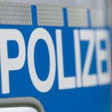 Auf einem Polizeiwagen ist die Aufschrift „Polizei“ zu lesen.