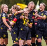 Die BVB-Frauen jubeln.