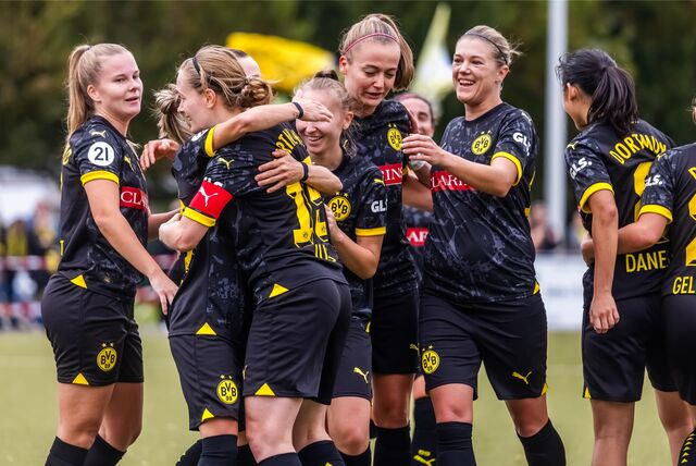 Die BVB-Frauen jubeln.