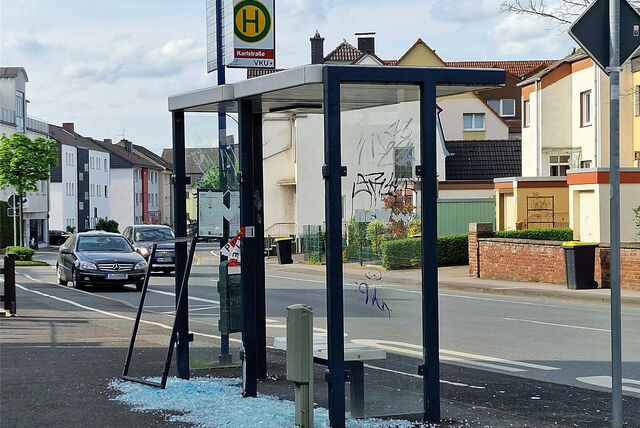 An der zerstörten Bushaltestelle „Karlstraße“ liegt das zerbrochene Glas auf dem Boden.