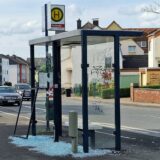 An der zerstörten Bushaltestelle „Karlstraße“ liegt das zerbrochene Glas auf dem Boden.