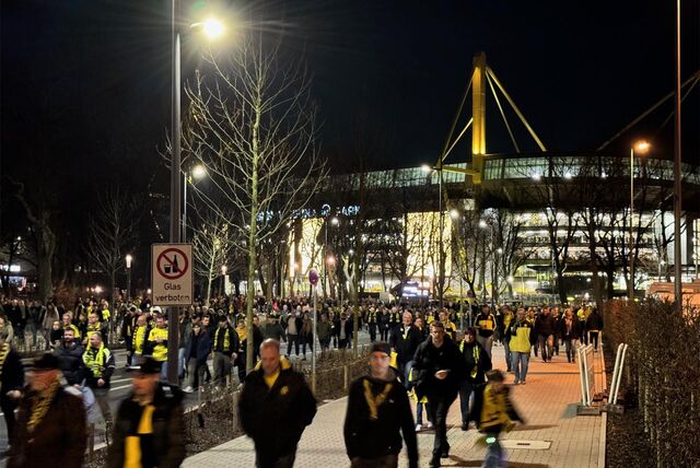BVB-Fans laufen vom Stadion in Richtung Bahnstation.