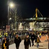 BVB-Fans laufen vom Stadion in Richtung Bahnstation.