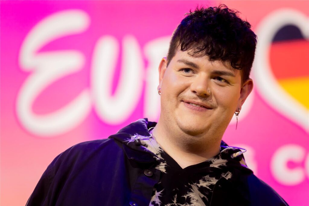Isaak Guderian, Teilnehmer für Deutschland beim ESC 2024, steht auf der Bühne. 