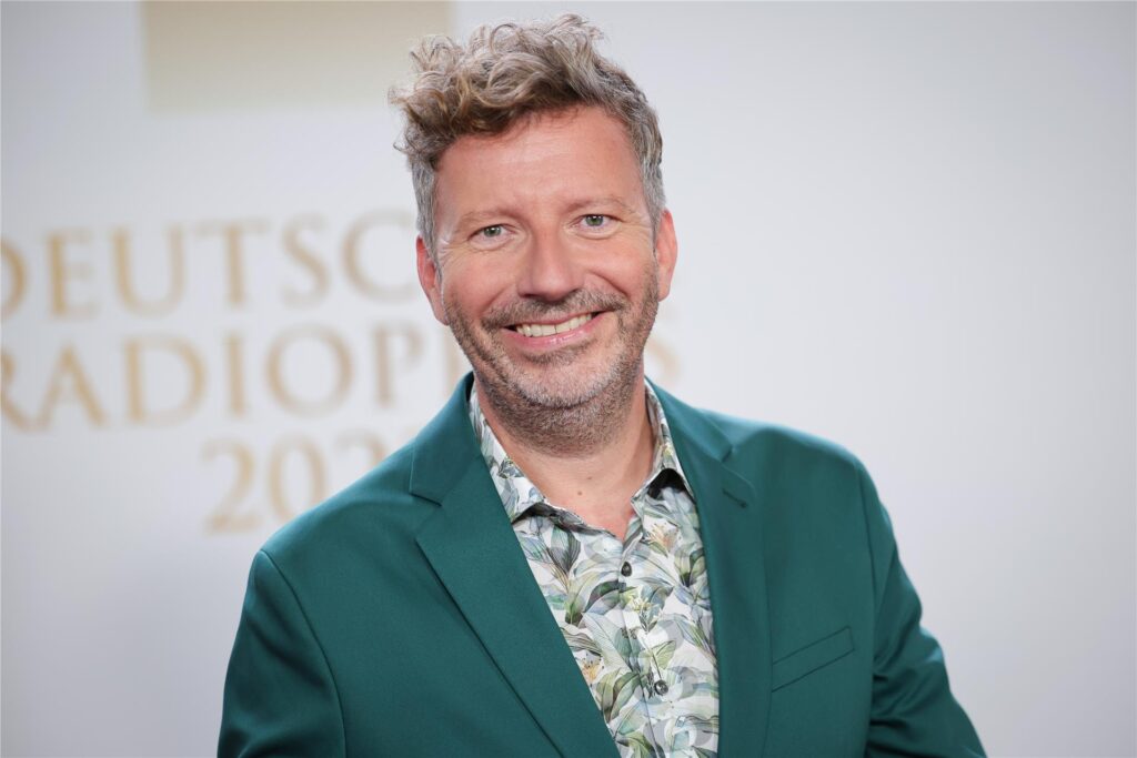 Thorsten Schorn, Kommentator des ESC 2024, steht beim Deutschen Radiopreis vor einer Wand.