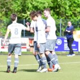 Yannick Lachowitz klatscht mit seinen Team-Kollegen vom Werner SC nach einem Tor ab.