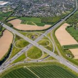Bildermontage eines Luftbildes vom Kamener Kreuz und eines Porträts von Christoph Söbbeler, Sprecher der Bezirksregierung Arnsberg.