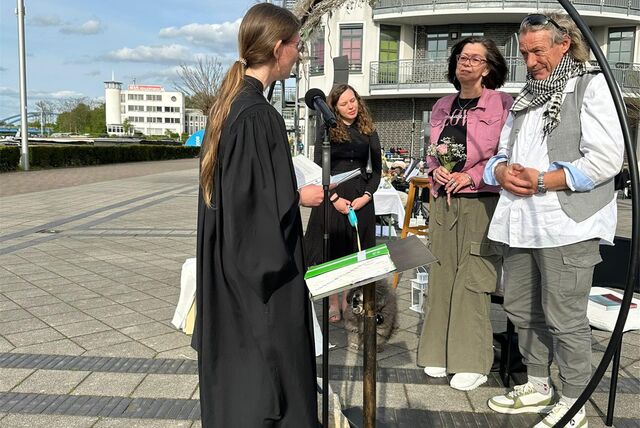 Ein Paar an der Marina Rünthe wird von Sophie Ihne getraut.