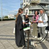 Ein Paar an der Marina Rünthe wird von Sophie Ihne getraut.