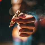 Der Cannabis-Konsum ist in Deutschland seit dem 1. April legal – aber nicht in der Nähe von Minderjährigen.