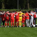 Die Spieler des Lüner SV bilden einen Kreis und besprechen sich