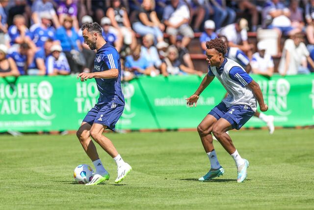 14.07.2023, Fussball, Saison 2022/2023, Trainingslager des FC Schalke 04 in Mittersill, v. l. Kenan Karaman (FC Schalke 04), Assan Ouédraogo (FC Schalke 04) Foto: Tim Rehbein/RHR-FOTO