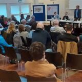 Menschen sitzen in Reihen beieinander. Sie werten über das neue Wohnquartier „Untere Wülle“ in Schwerte-Wandhofen informiert.