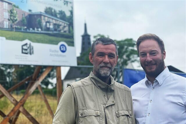 Investor Georg Eskes (hier im August 2022 mit Architekt Henning Radke) hat die ersten Verträge für die neuen Eigentumswohnungen an der Waltroper Straße abgeschlossen.