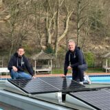 Badleiter Dirk Jürgens (l.) und Alexander Loipfinger, Geschäftsführer der Stadtwerke Fröndenberg Wickede, bei der Endmontage einer Photovoltaikanlage im Fröndenberger Löhnbad