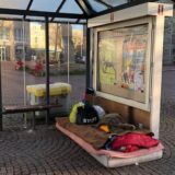 Im Buswartehäuschen am Unnaer Rathaus hat sich ein Obdachloser einen Schlafplatz eingerichtet. Die Zahl der Ratsuchenden bei der Caritas-Wohnungslosenhilfe ist auch im vergangenen Jahr deutlich gestiegen.