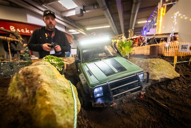 Ein Mann steuert ein Modellauto auf der Intermodellbau Messe in Dortmund