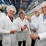 Bryan Hanson, Chef von Solventum (ehemals 3M) und besucht das Werk in Kamen.