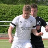 Dominik Hennes dribbelt gegen zwei Cappenberger.