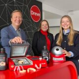 „Unternehmer des Jahres 2024“: Dr. Volker Dreve mit seiner Frau Gabi und Tochter Victoria.