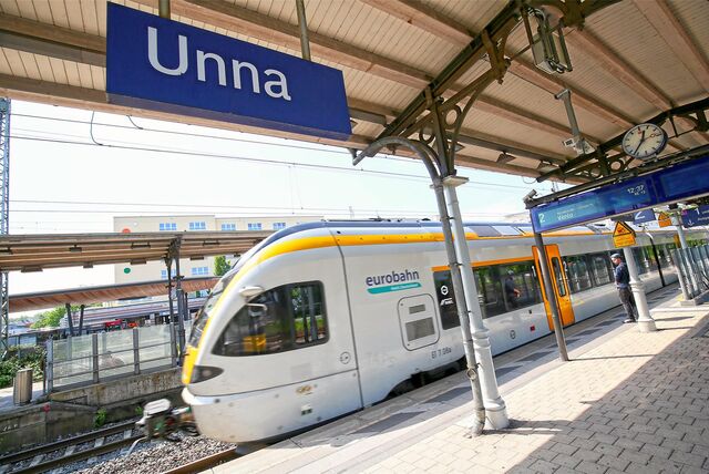 Die Eurobahn fährt in den Bahnhof Unna ein.
