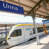 Die Eurobahn fährt in den Bahnhof Unna ein.