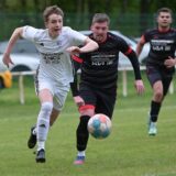 Entwischt: Lukas Blasey (l.) von Borussia Ahsen zieht an Manuel Portmann (SF Stuckenbusch) vorbei.