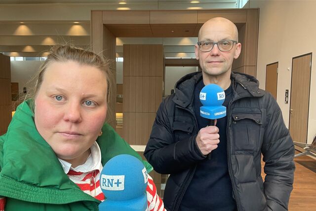 Gerichtsreporter Werner von Braunschweig ordnet den Prozesstag gemeinsam mit Marie Rademacher ein.