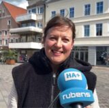 Susanne Gressmann steht auf dem Unnaer Marktplatz und gibt ein Interview.