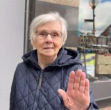 Waltraut Ziehm hebt die Hand zum High-Five.