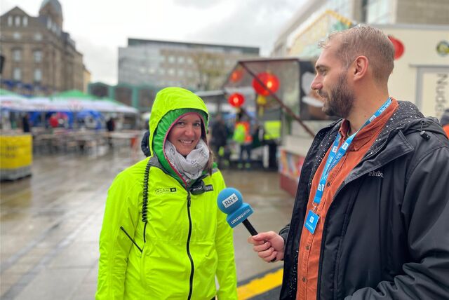Projektleiterin Anika Stephan steht gemeinsam mit RN-Reporter Daniel Brill beim E-Bike-Festival in Dortmund auf dem Alten Markt.