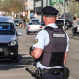 Ein Mitarbeiter des Ordnungsamts kontrolliert ein abgestelltes Fahrzeug.