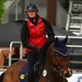 Eine Reiterin reitet