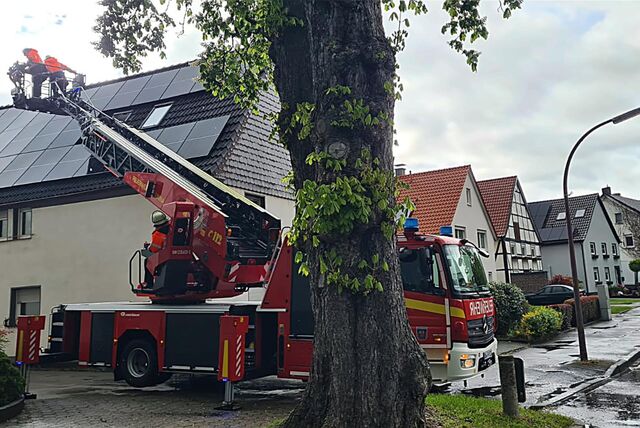 Feuerwehrleute sind in der Straße Auf dem Siepen in Unna im Einsatz.