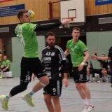 Hendrik Schuchtmann (SuS in Grün) erzielt mit diesem Sprungwurf die 14:11-Führung.