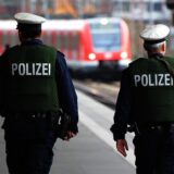 Bundespolizisten gehen im Hauptbahnhof in Essen Streife.