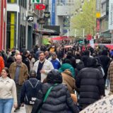 Viele Menschen auf dem Westenhellweg in Dortmund
