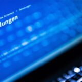 Auf der Seite der Polizei sind die Fahndungen ausgeschrieben.