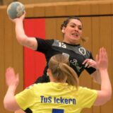 Louisa Bittscheidt wirft.