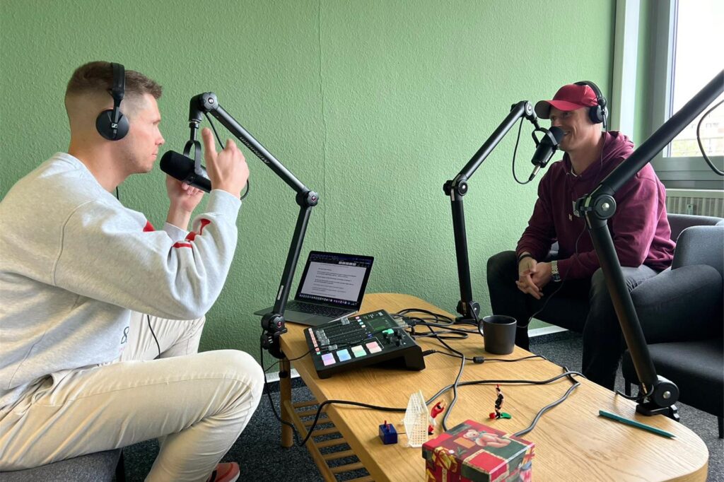Chris Thannheiser, Host beim Übersteiger-Podcast, spricht mit Marvin Pourié. Chris Thannheiser, Host beim Übersteiger-Podcast, spricht mit Marvin Pourié.