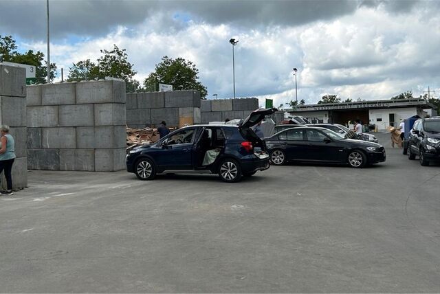 Am Wertstoffhof in Bergkamen können Privatwagen direkt an die Ablademulden gefahren werden.