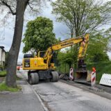 Zuletzt wurde im Fühjahr auf der Rausinger Straße in großem Umfang gebaggert. Über Monate war hier Baustellenbetrieb, weil die Straße nach Arbeiten am Stromleitungsnetz wiederhergestellt werden musste.