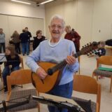 Luise Hüsken (91) spielt in einem Orchester, das noch älter ist als sie selbst: Die Mandolinen- und Gitarrenvereinigung besteht seit 100 Jahren.
