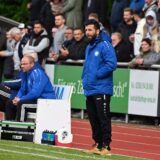 Mehmet Kara steht am Spielfeldrand.
